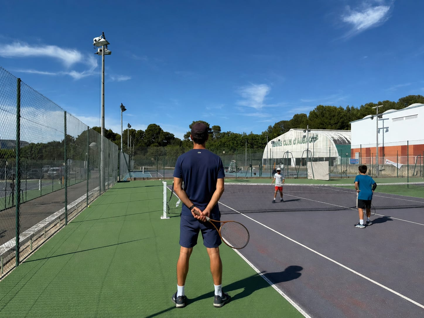 Quentin Sirica, coach mental sportif à Marseille, en session terrain avec un joueur de tennis